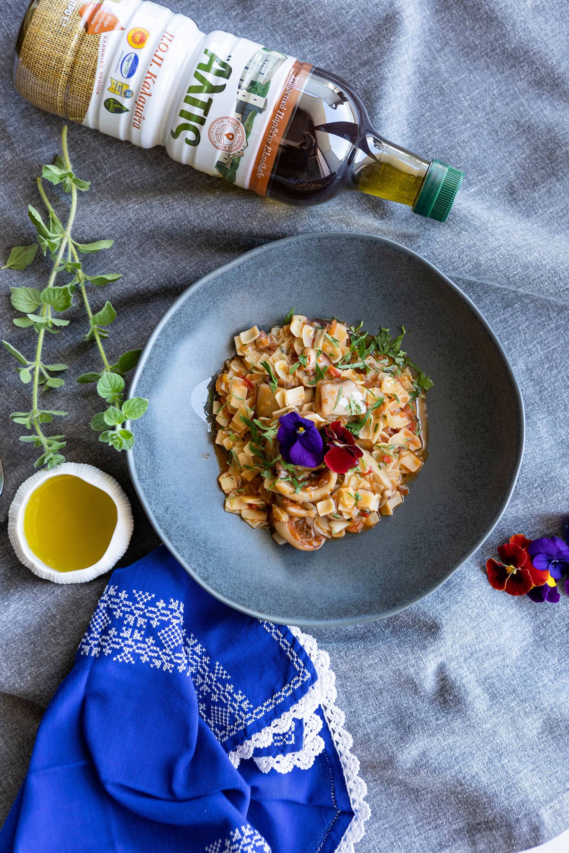 recipe image Σουπιές Κοκκινιστές με Χυλοπίτες